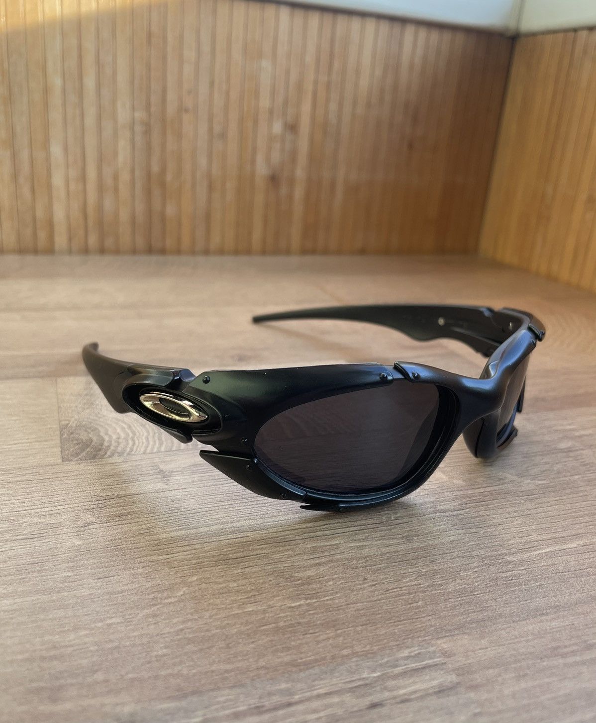 Óculos de Sol Oakley Plate - Um Ícone Vintage e Futurista