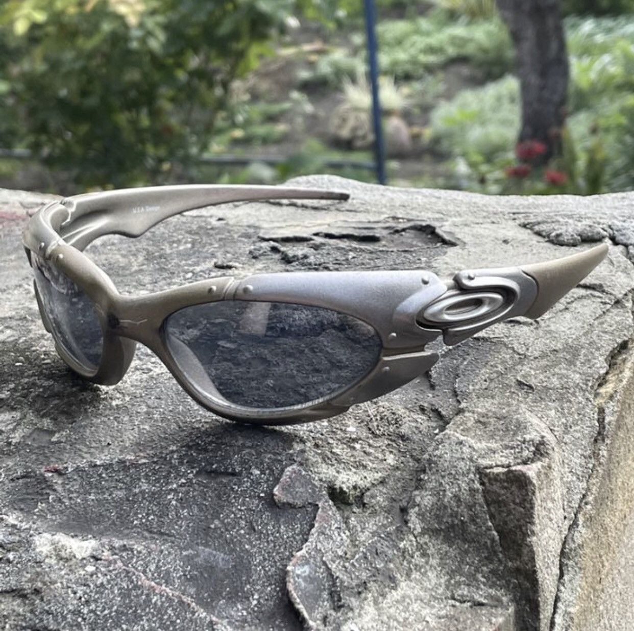 Óculos de Sol Oakley Plate - Um Ícone Vintage e Futurista