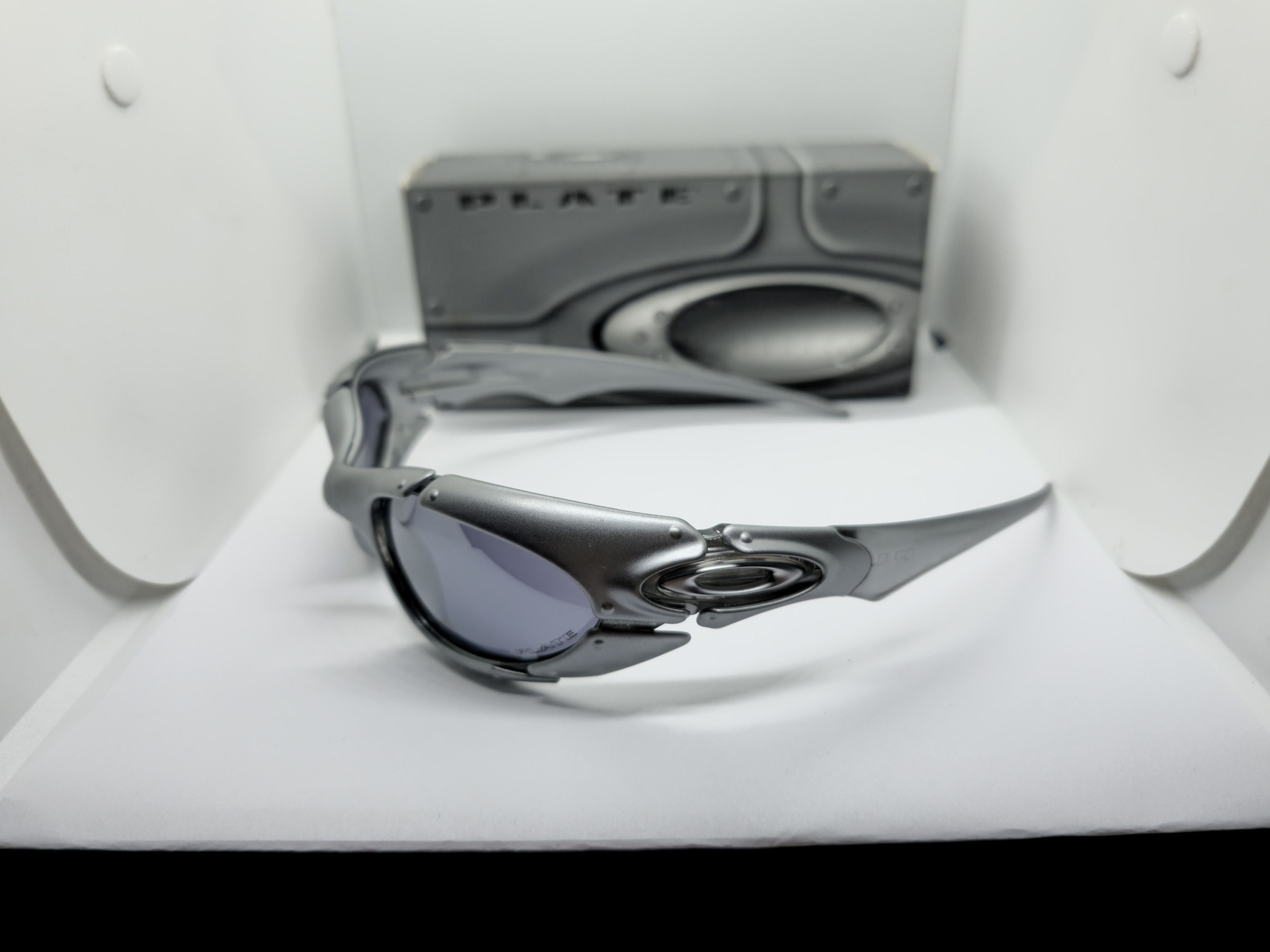 Óculos de Sol Oakley Plate - Um Ícone Vintage e Futurista