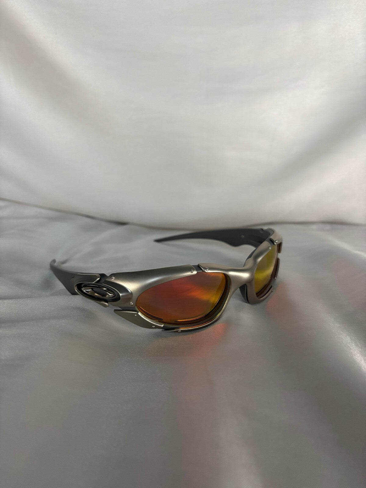 Óculos de Sol Oakley Plate - Um Ícone Vintage e Futurista